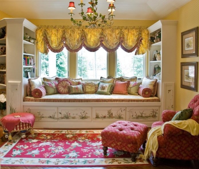 Cortinas austríacas no interior em estilo vintage
