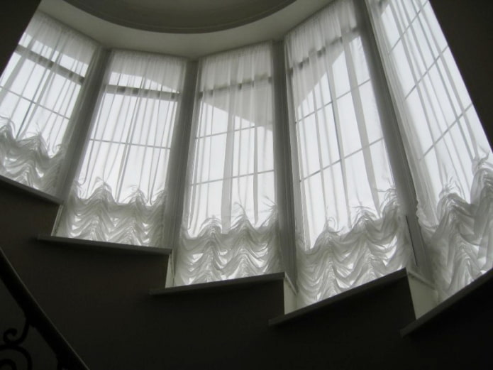Cortinas austríacas nas janelas ao longo da escada
