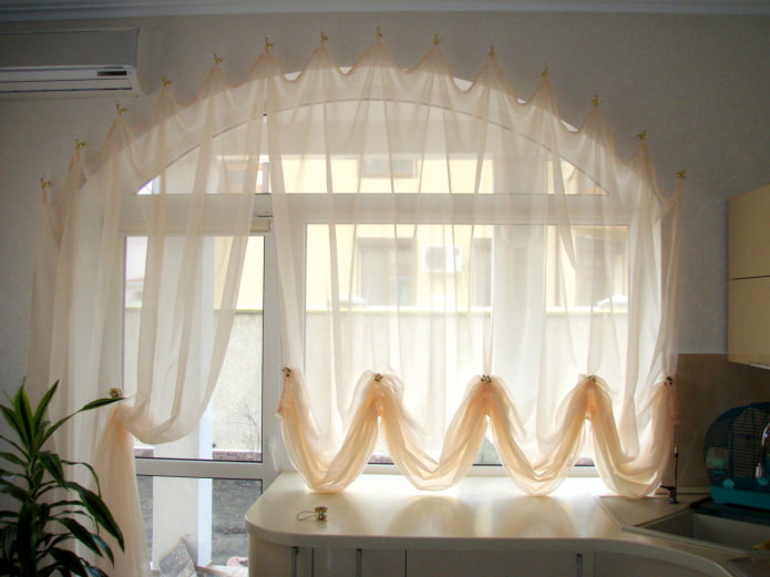 Cortinas austríacas em uma janela com porta de varanda