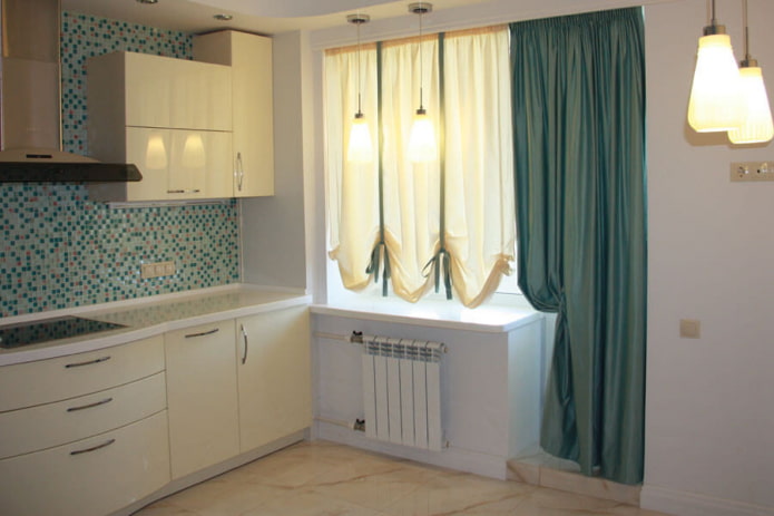 Cortinas austríacas em uma janela com porta de varanda