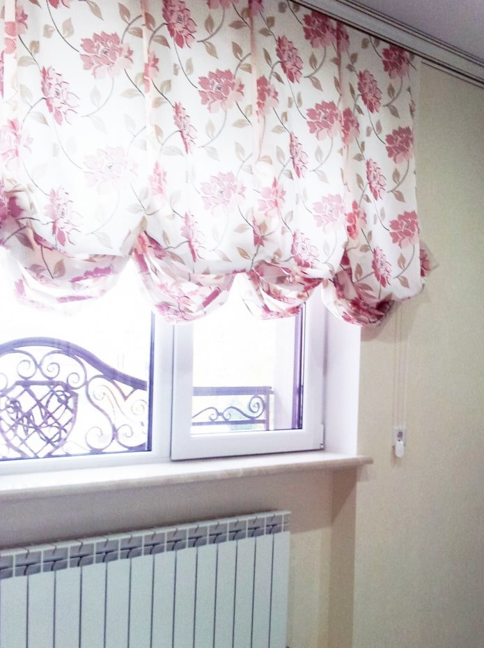 Cortinas austríacas com padrão floral