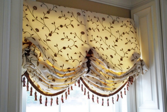 Cortinas austríacas com padrão vegetal
