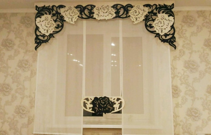 lambrequim com flores no interior