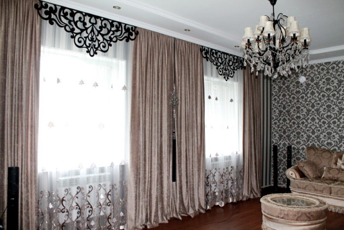 lambrequim com figuras pretas no interior