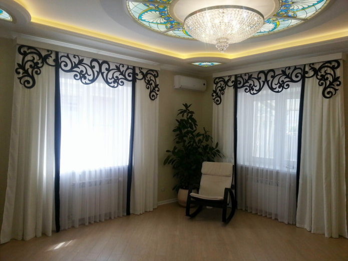 lambrequim com figuras pretas no interior