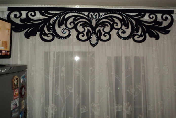 lambrequim cacheado com strass