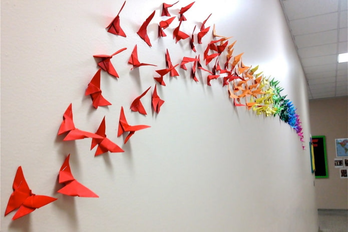 borboletas de origami na parede