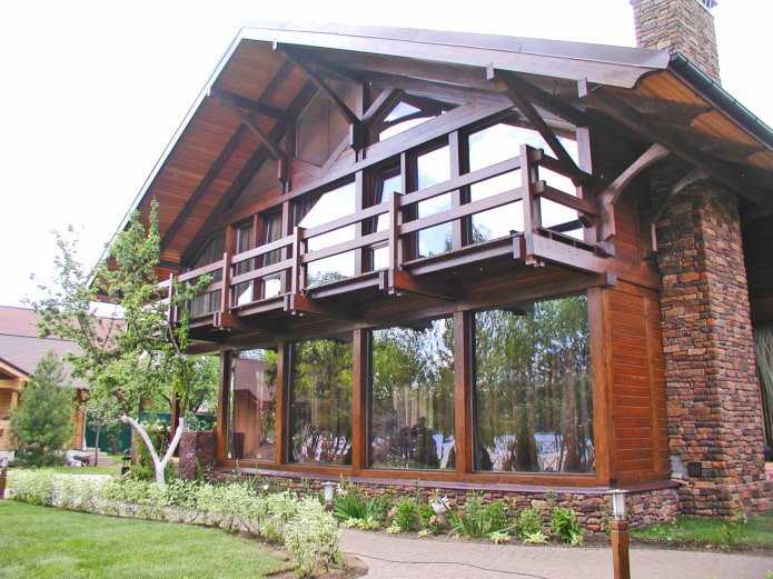 projeto de casa com varanda de madeira