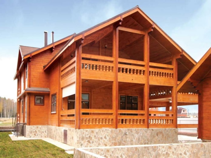 projeto de uma casa de madeira com varanda