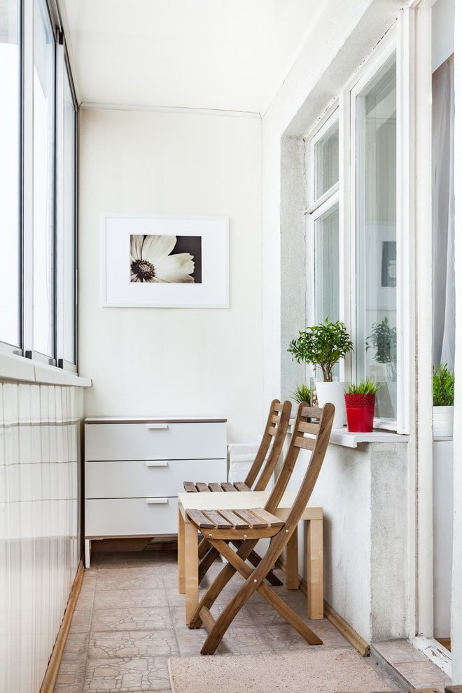 arranjo de uma varanda em um apartamento Khrushchev