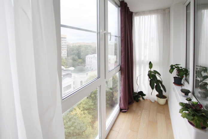 envidraçamento de uma sacada em um apartamento em Khrushchevka