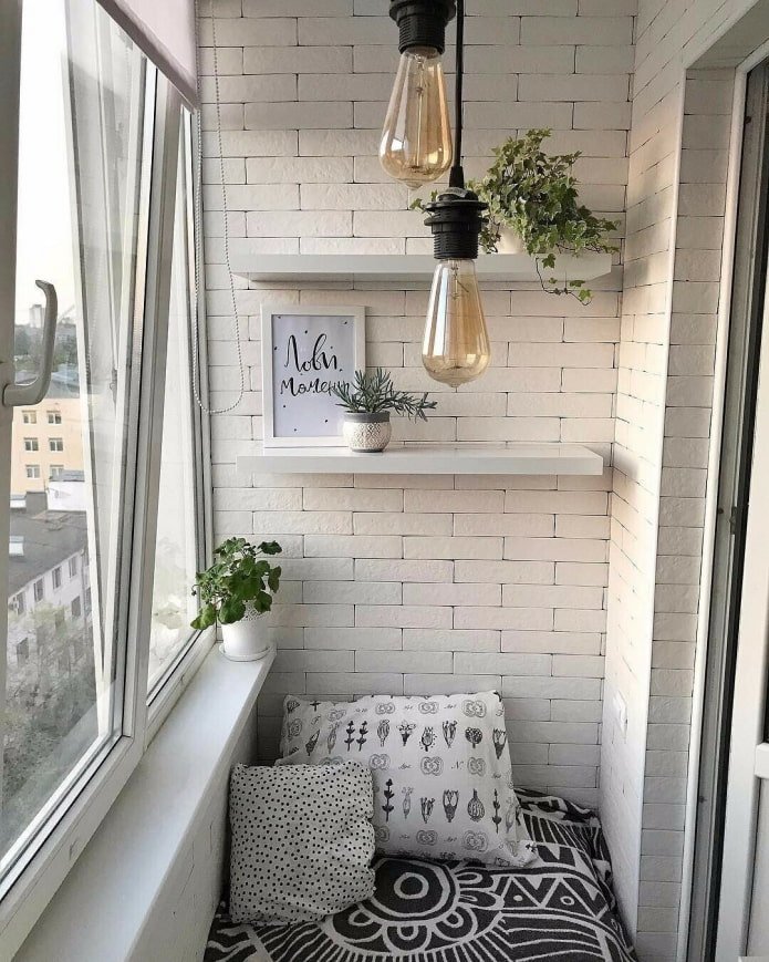 Varanda em estilo industrial em cores claras