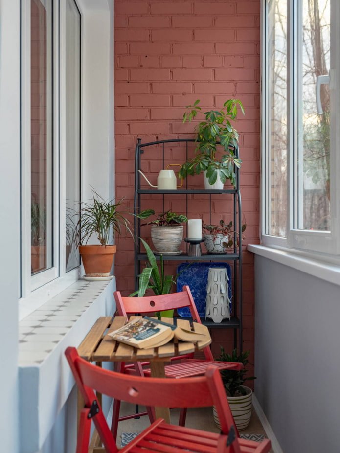 Prateleiras e área de estar em uma varanda estilo loft