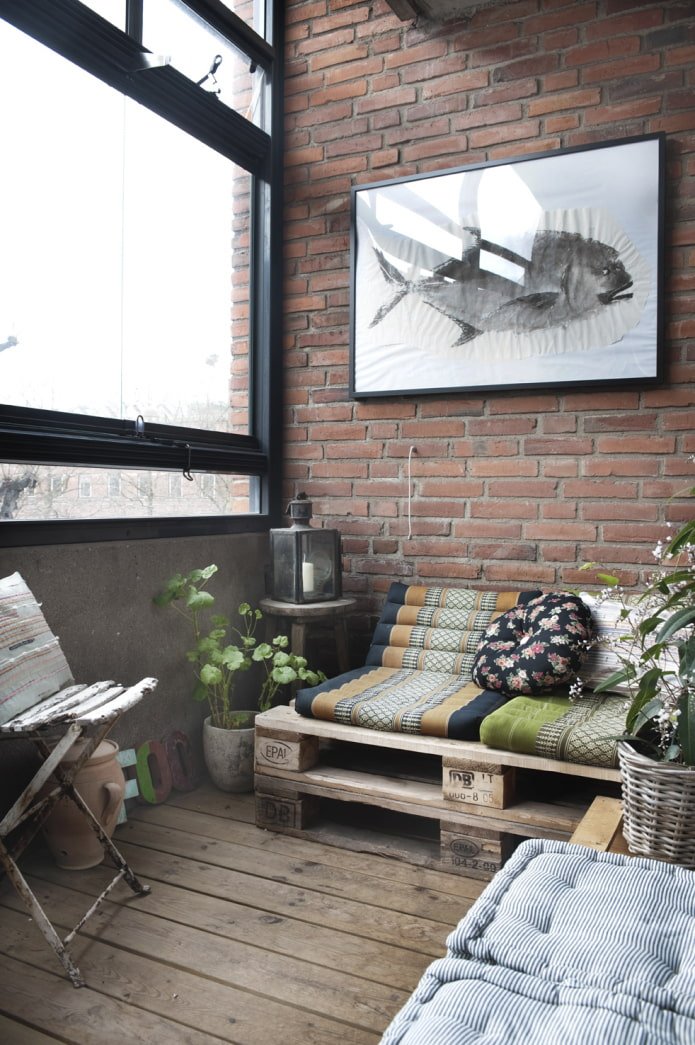 Loggia com móveis de paletes em estilo loft