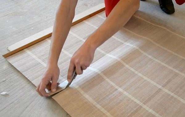 cortando papel de parede de bambu