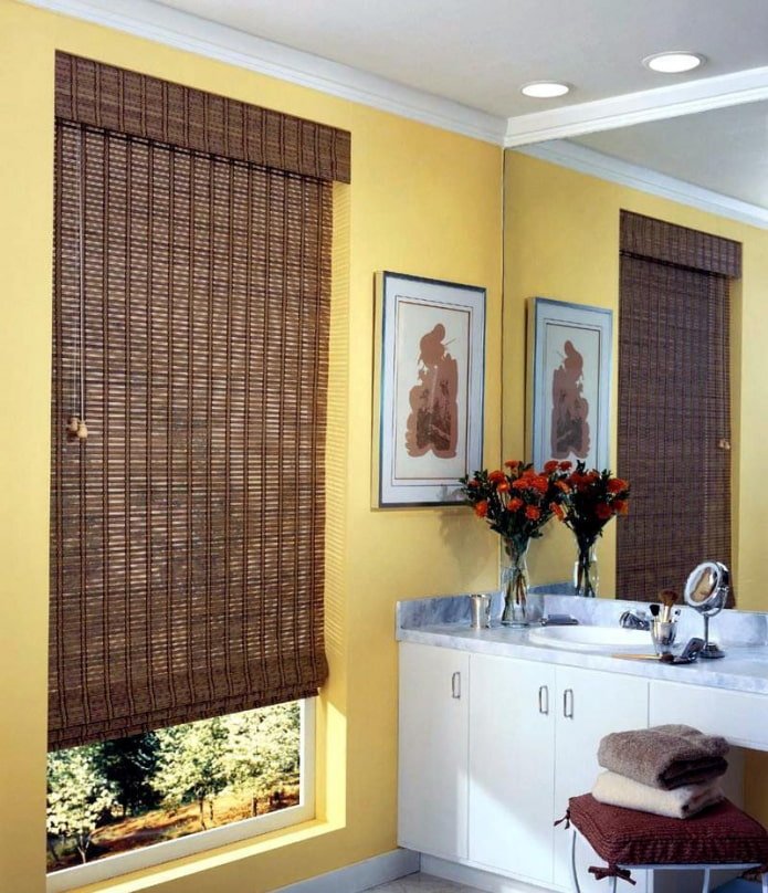 Persianas romanas de bambu no interior