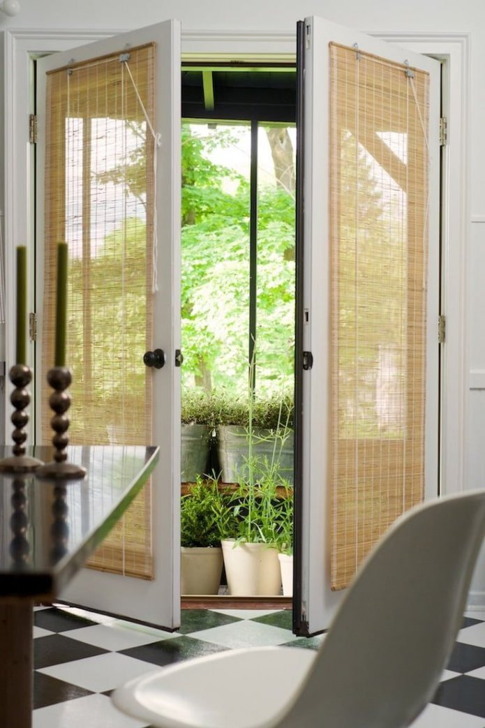 cortinas de bambu na porta