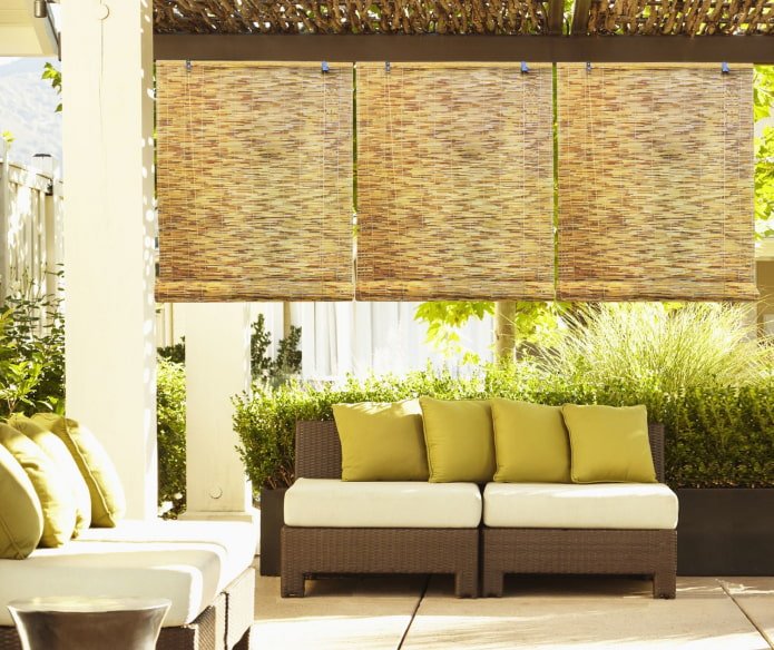 persianas de rolo de bambu em um gazebo