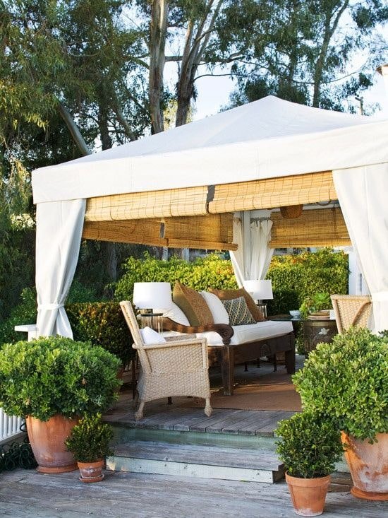 persianas de rolo de bambu em um gazebo