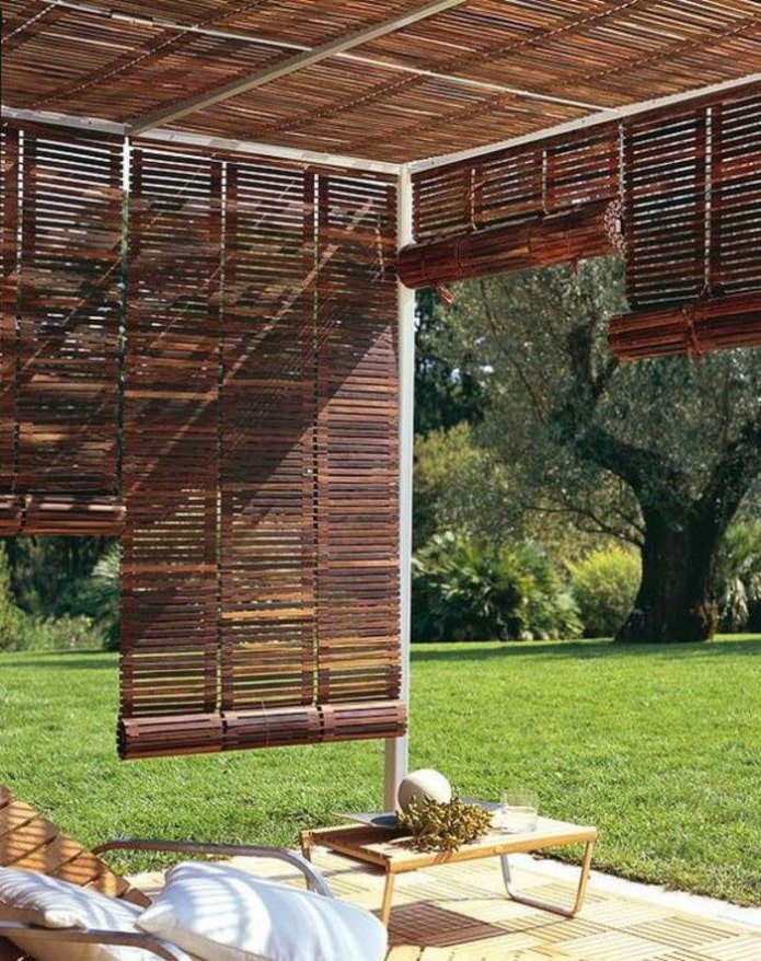 persianas de rolo de bambu em um gazebo