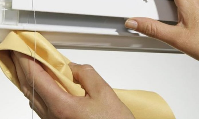 limpeza do varão de cortina para remover o pó