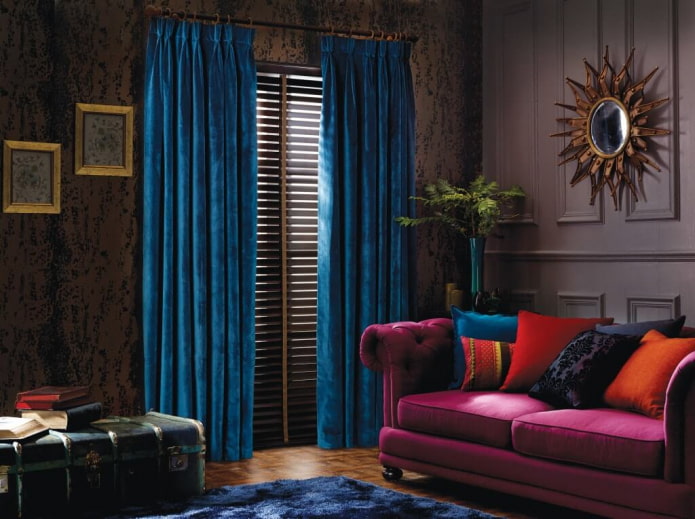 cortinas de veludo azul no interior