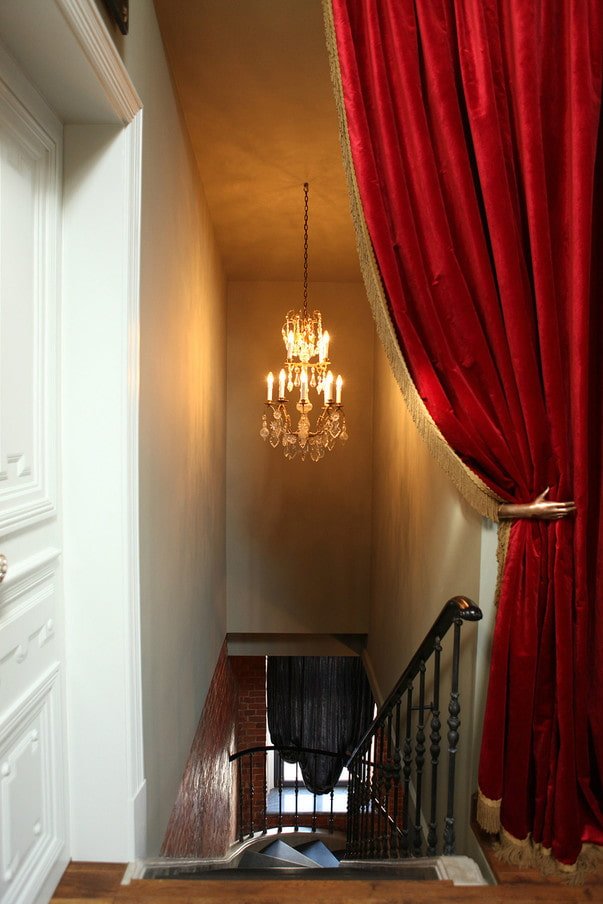 cortinas de veludo vermelho no interior
