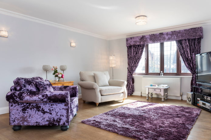 cortinas de veludo roxo na sala de estar