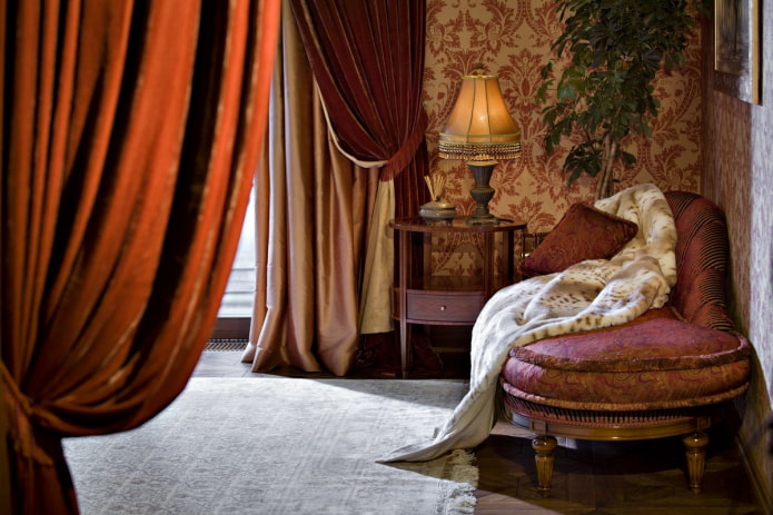 cortinas de veludo em um interior de estilo oriental