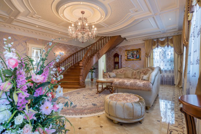 sala de estar com escada de madeira