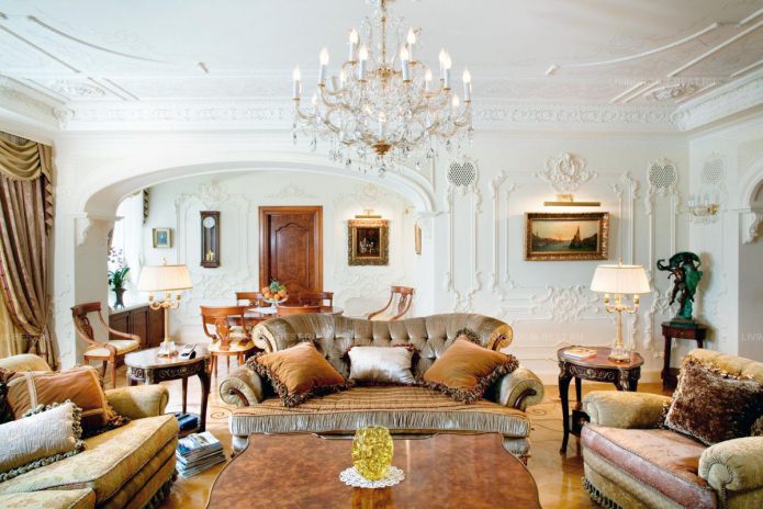 sofá e duas poltronas em uma sala de estilo barroco