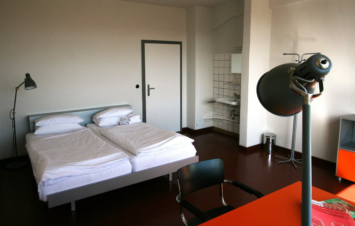 quarto com mesa vermelha