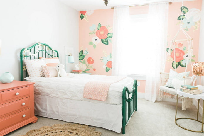 quarto infantil em tons de branco e rosa com elementos verdes