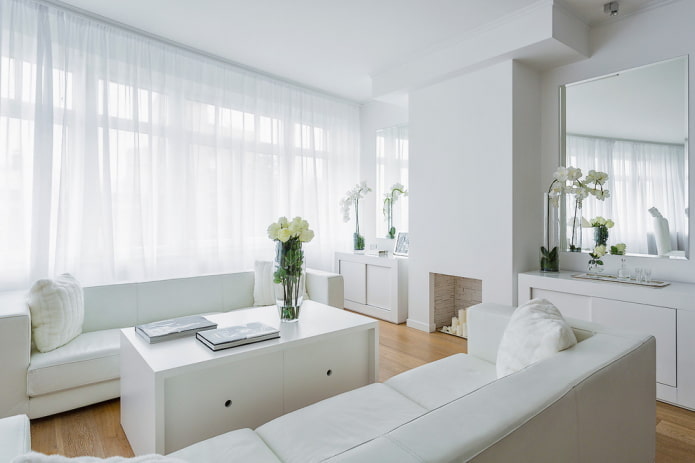 decoração e iluminação de sala de estar em tons de branco