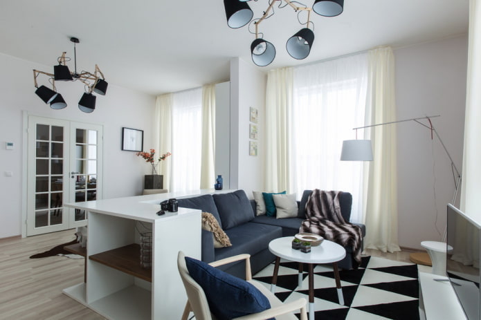 decoração e iluminação de sala de estar em tons de branco