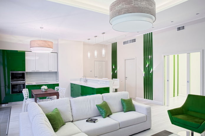 interior da sala de estar em tons de branco e verde
