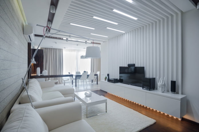 decoração e iluminação de sala de estar em tons de branco