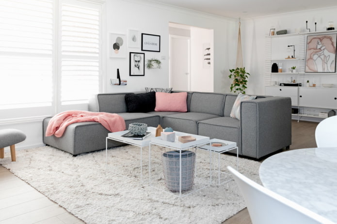 sala de estar em tons de branco no estilo escandinavo