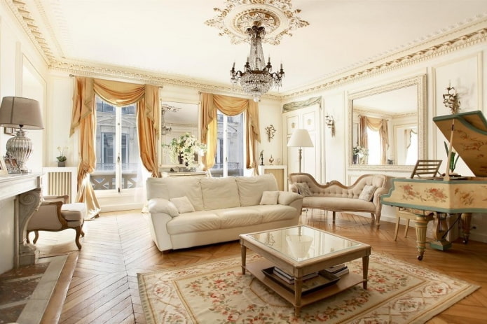 sala de estar em tons de branco em estilo clássico