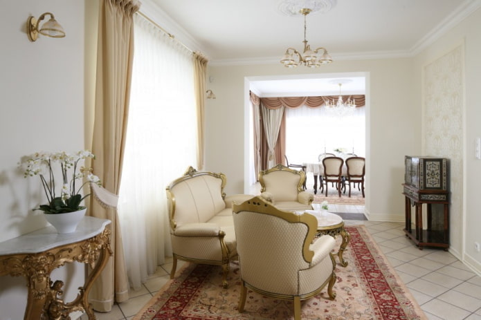 sala de estar em tons de branco em estilo clássico