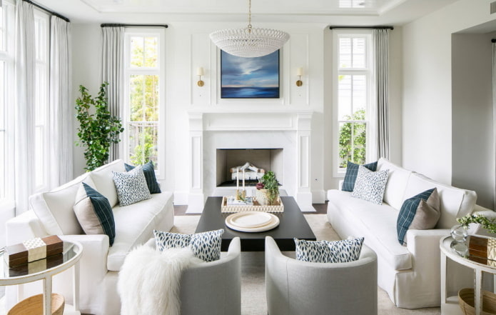 design de interiores de sala de estar em tons de branco