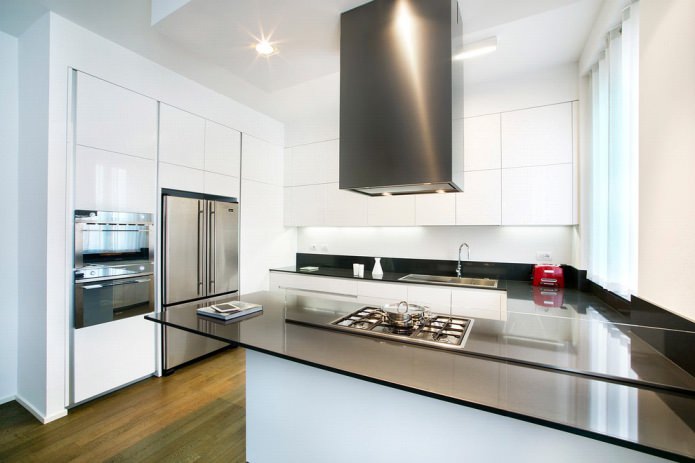 bancada de vidro preto no interior da cozinha