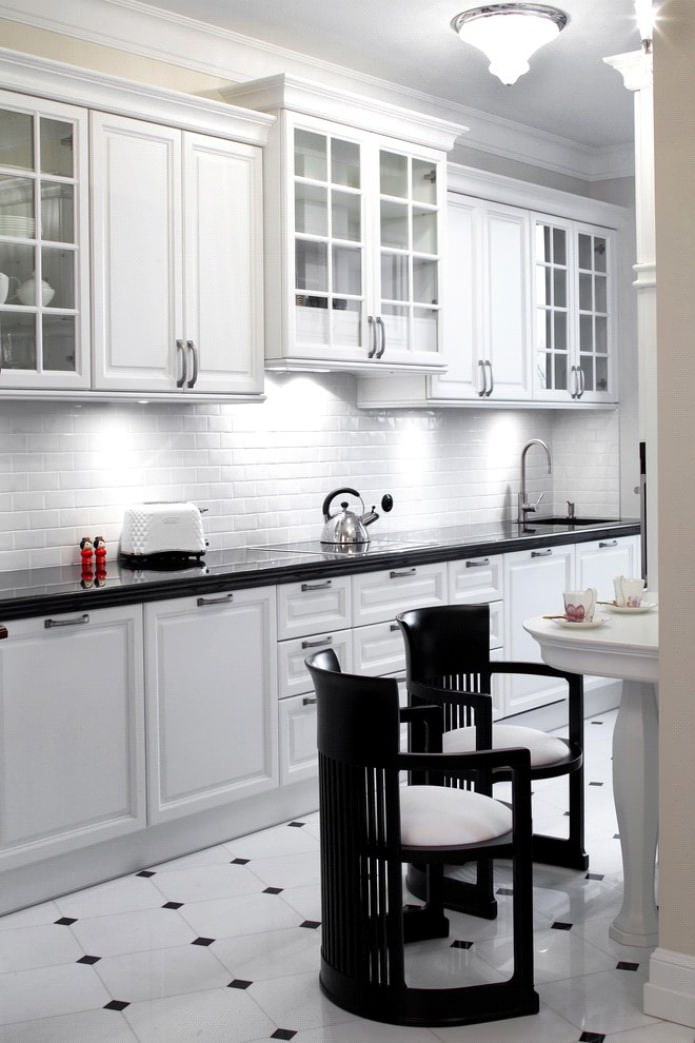 backsplash com efeito de tijolo branco e bancada preta