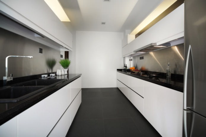 bancada preta em uma cozinha de layout paralelo
