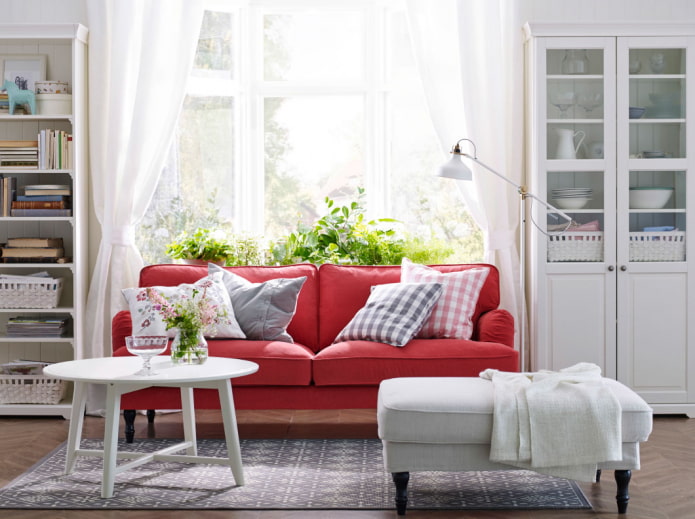sofá vermelho no interior