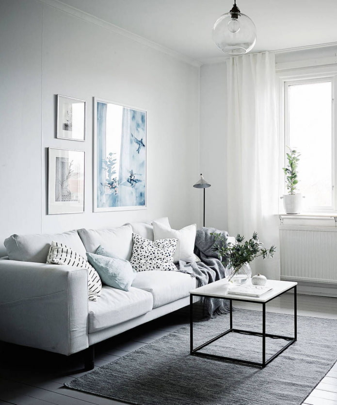 sala de estar com sofá branco