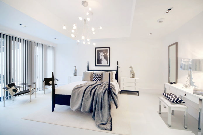 móveis no interior do quarto em tons de branco