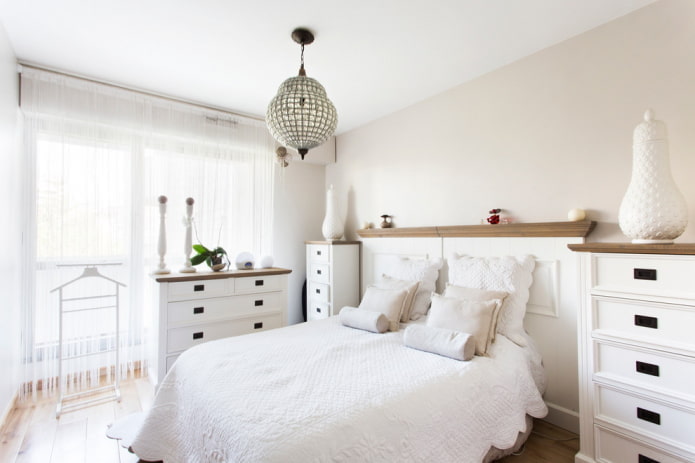 móveis no interior do quarto em tons de branco