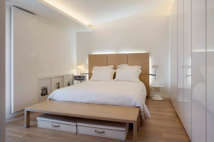 móveis no interior de um quarto em tons de branco