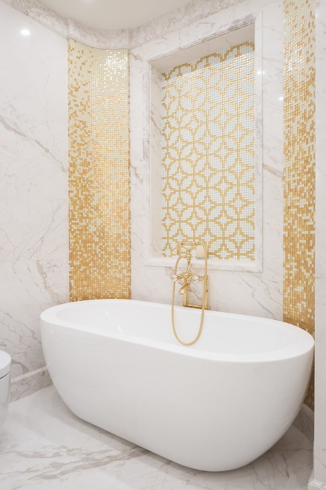 interior do banheiro em tons de branco e dourado